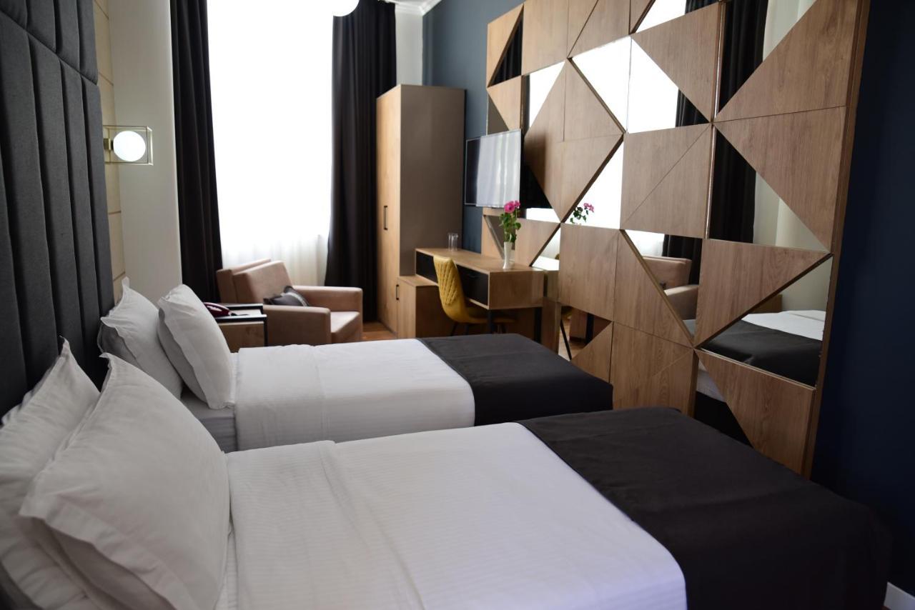 Hotel Comfort Tirana Kültér fotó
