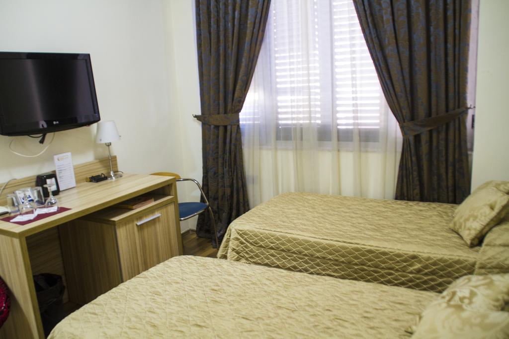 Hotel Comfort Tirana Kültér fotó