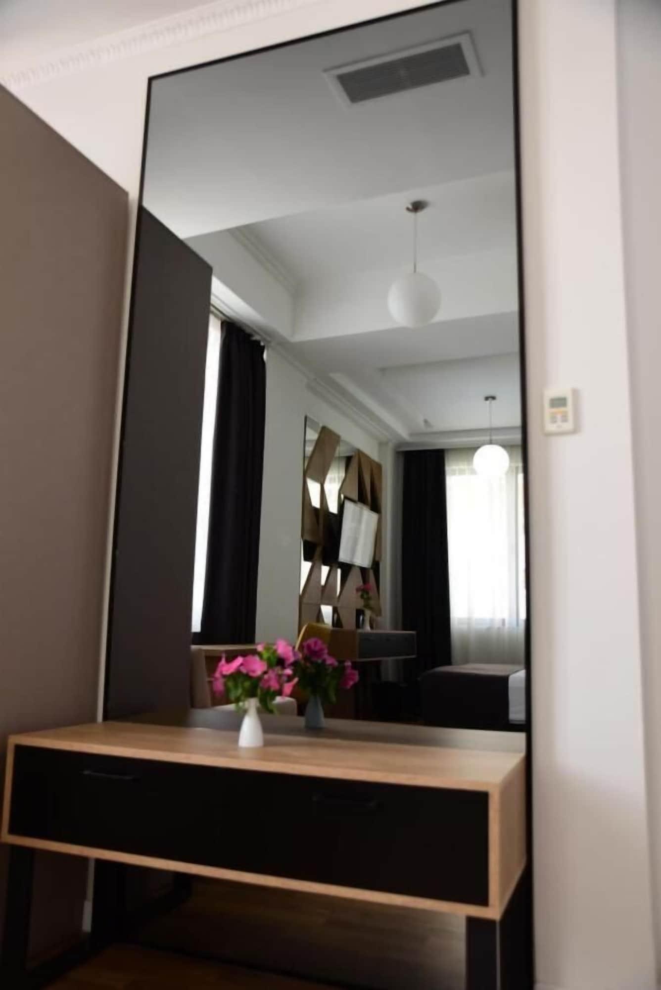 Hotel Comfort Tirana Kültér fotó
