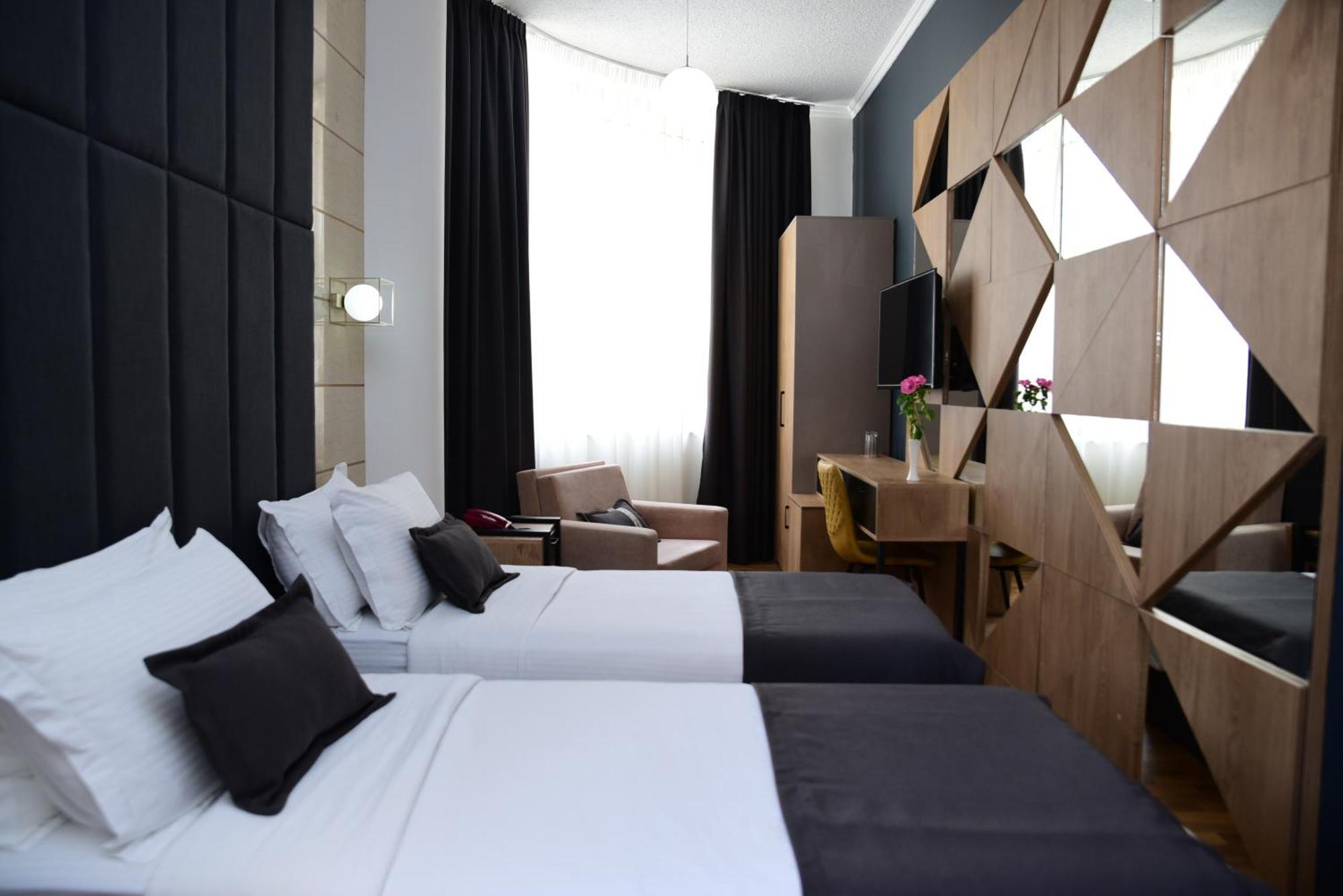Hotel Comfort Tirana Szoba fotó