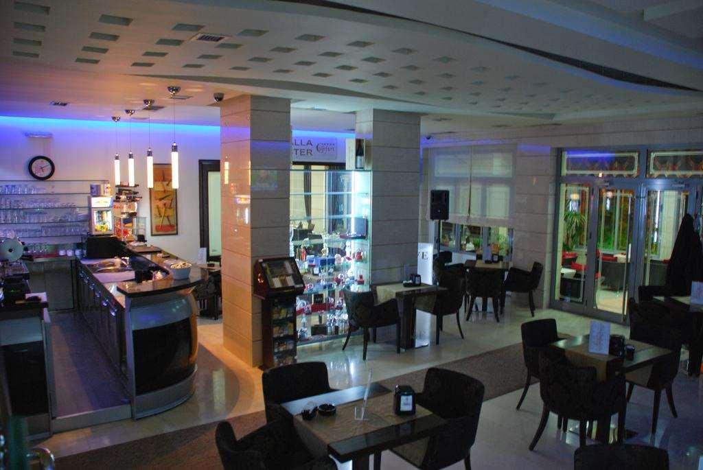Hotel Comfort Tirana Étterem fotó