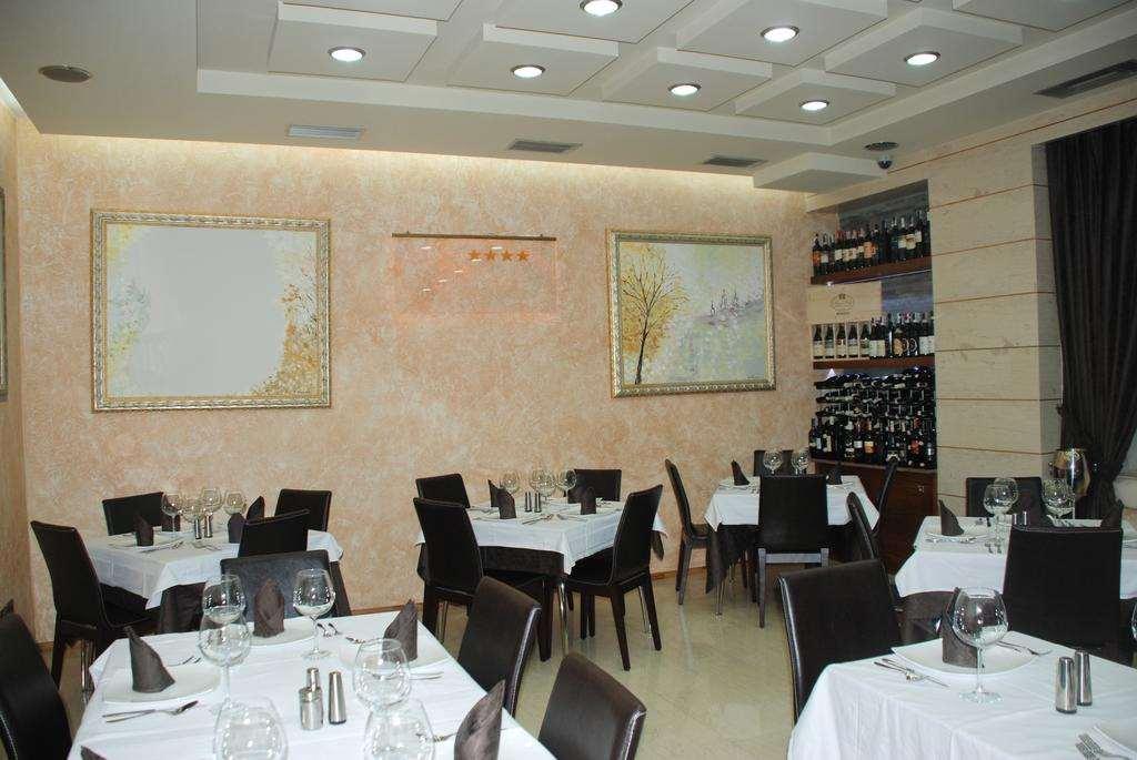 Hotel Comfort Tirana Étterem fotó