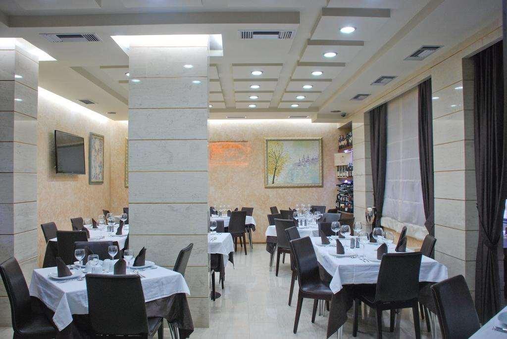 Hotel Comfort Tirana Étterem fotó